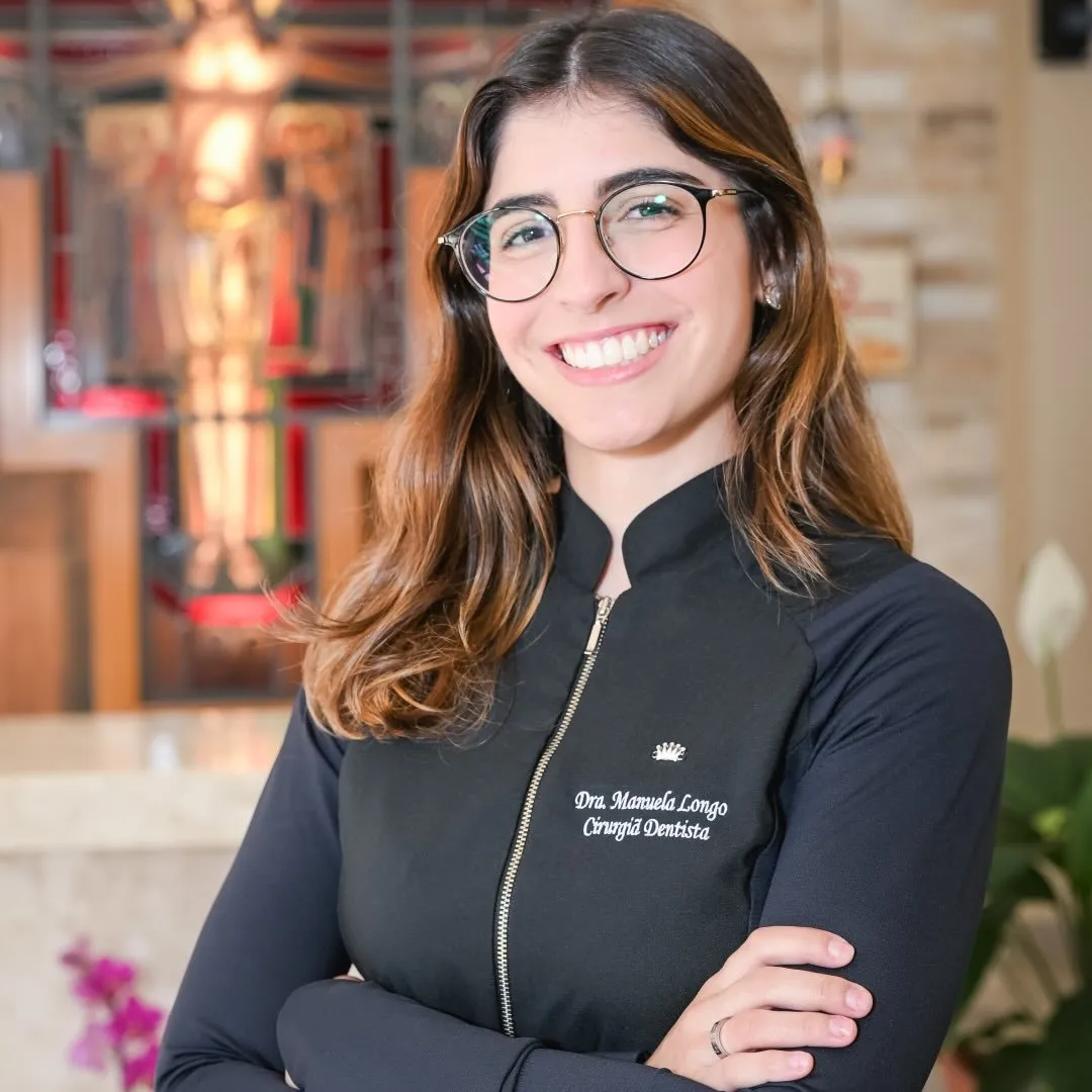 Dra. Manuela Longo, cirurgiã-dentista CRO/SP 179159, com atuação em odontologia estética em Atibaia