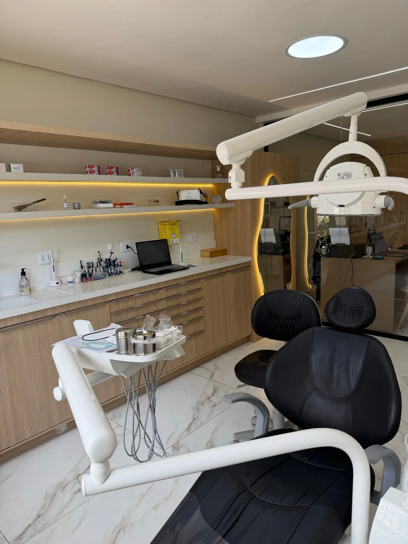Consultório odontológico da MDL em Atibaia com cadeira e equipamentos modernos