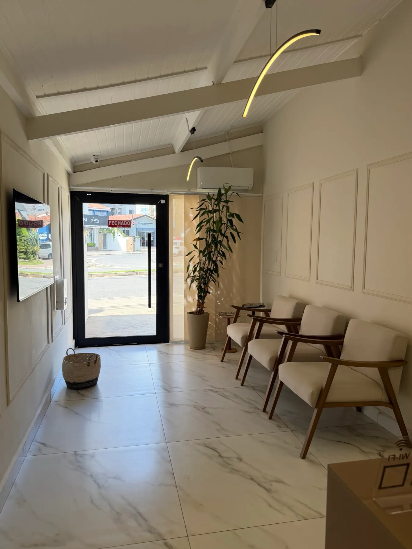 Sala de espera da MDL Odontologia em Atibaia com poltronas confortáveis